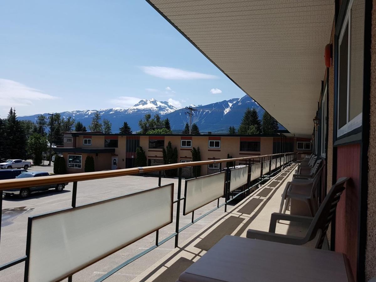 Alpine Inn & Suites Revelstoke Exterior photo