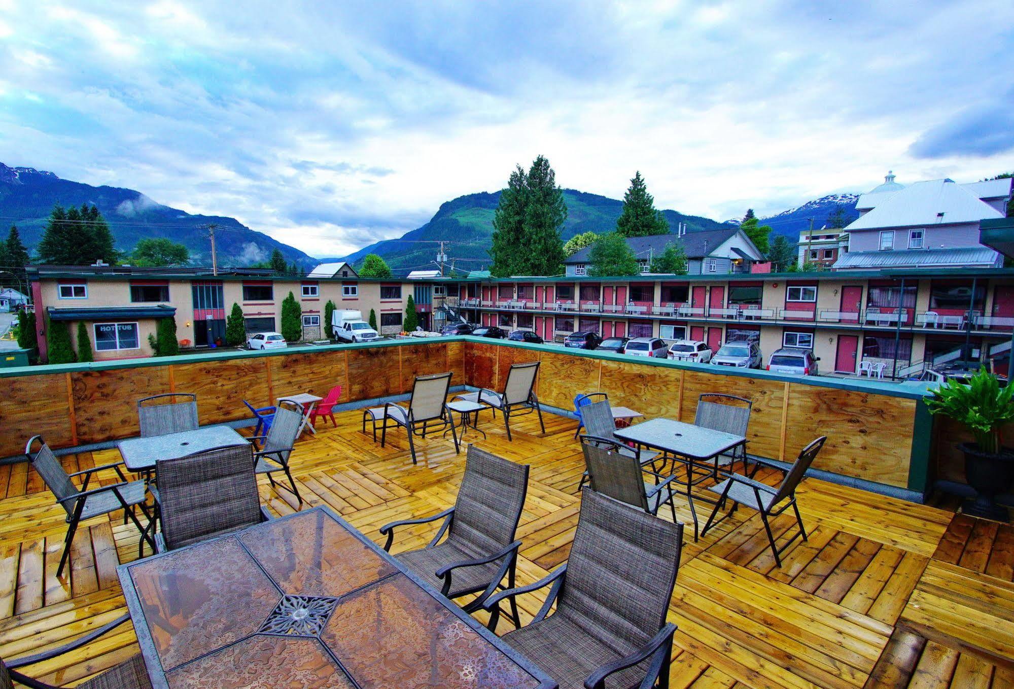 Alpine Inn & Suites Revelstoke Exterior photo