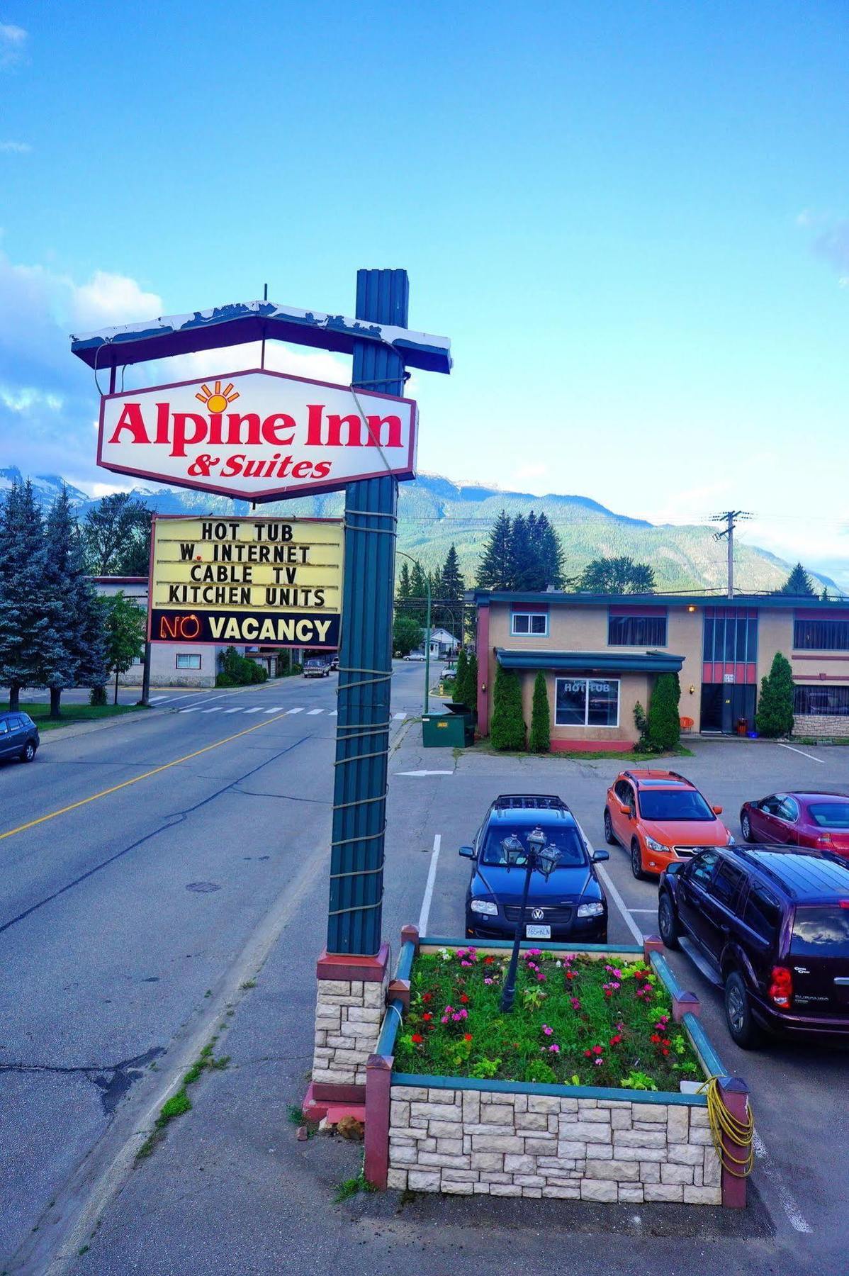 Alpine Inn & Suites Revelstoke Exterior photo