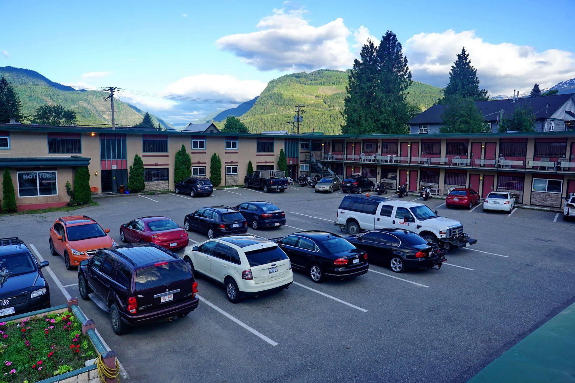 Alpine Inn & Suites Revelstoke Exterior photo